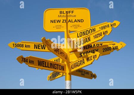 Il cartello molto visitato e fotografato a Sterling Point, alla periferia del porto di Bluff, sull'Isola del Sud della Nuova Zelanda. Foto Stock