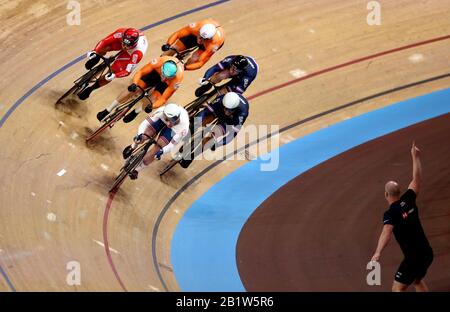 Jason Kenny (fronte) della Gran Bretagna sulla sua strada per l'ottavo posto nella Keirin maschile durante il secondo giorno dei campionati mondiali di ciclismo su pista UCI 2020 a Velodrom, Berlino. Foto Stock