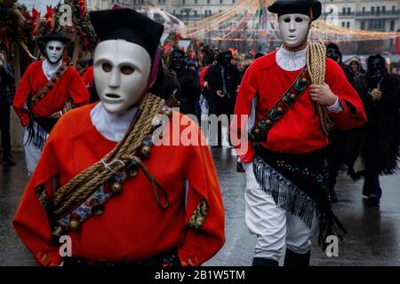 Mosca, Russia. 27th di febbraio, 2020 Mamuthones e Issohadores italiani che partecipano alla sfilata di Carnevale durante la celebrazione Maslenitsa (settimana russa dei pancake) in Piazza Manege nel centro di Mosca, Russia Foto Stock