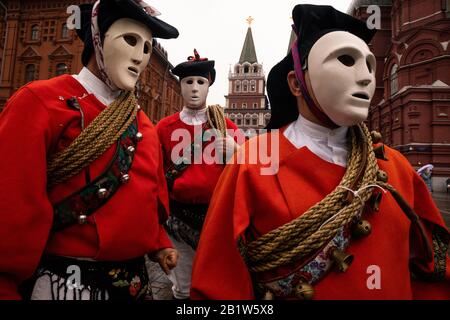 Mosca, Russia. 27th di febbraio, 2020 Mamuthones e Issohadores italiani che partecipano alla sfilata di Carnevale durante la celebrazione Maslenitsa (settimana russa dei pancake) in Piazza Manege nel centro di Mosca, Russia Foto Stock