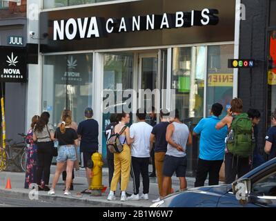 Le persone sono in linea per acquistare cannabis legale a Toronto, Canada Foto Stock