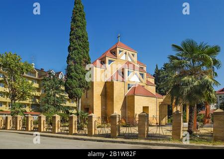 Cattedrale di San Sikis - Cattedrale del Caucaso settentrionale della Chiesa Apostolica Armena nel distretto di Adler. Giornata di sole Foto Stock