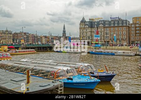 Amsterdam vista dalla principale stazione ferroviaria Stazione Centrale Paesi Bassi Foto Stock
