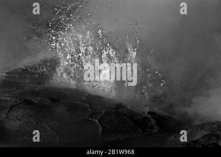 Un geyser stufato e bolle all'alba, El Tatio Geyser Field, Altiplano Andes Mountains, Atacama Desert, Antofagasta, Cile. Geologia in azione. Foto Stock