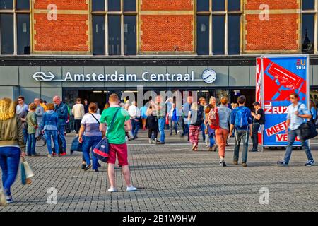 Amsterdam Centraal Station entrata stazione ferroviaria principale Paesi Bassi Foto Stock