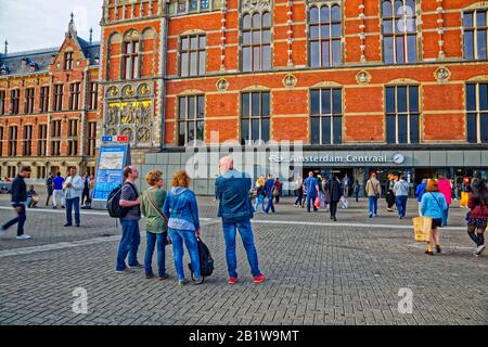 Amsterdam Centraal Station entrata stazione ferroviaria principale Paesi Bassi Foto Stock