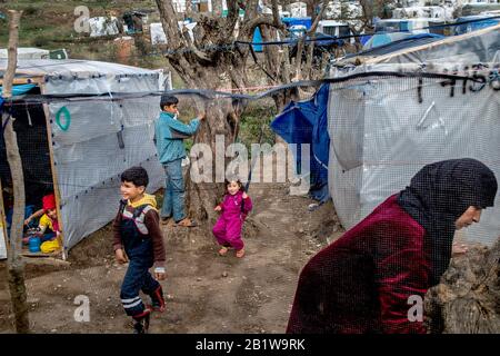 Lesbo, Grecia. 27th Feb, 2020. I bambini giocano in un campo di tenda temporaneo vicino al campo per i migranti a Moria. A seguito di gravi scontri tra polizia e abitanti arrabbiati dell'isola greca di Lesbo, che ha lasciato decine di feriti, il primo ministro Mitsotakis ha ordinato alla polizia antisommossa di ritirarsi dalle isole. Credito: Angelos Tzortzinis/Dpa/Dpa/Alamy Live News Foto Stock