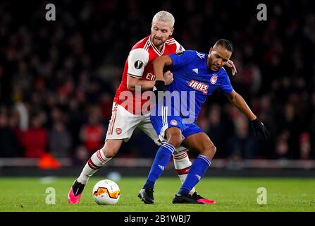 Youssef El Arabi di Olympiacos (a destra) e la battaglia di Shkodran Mustafi dell'Arsenal per la palla durante la partita della Europa League all'Emirates Stadium di Londra. Foto Stock