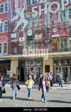 Turisti di fronte al popolare Mall Palladium nel centro di Praga. È uno dei più grandi centri commerciali della Repubblica Ceca. Foto Stock