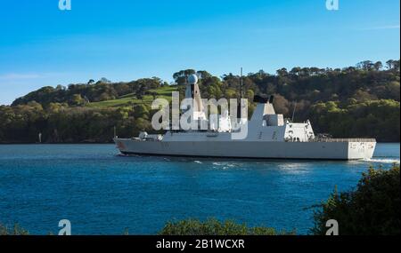 Il cacciatorpediniere tipo 45 HMS Dragon a Plymouth Sound mentre lei si dirige verso il mare Foto Stock