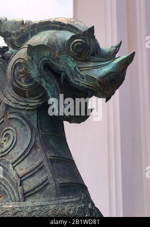 Statua in bronzo di un leone guardiano Singha, uno dei tanti leogryphs (creature simili a leone) della mitologia asiatica e buddista. Questo si trova a Wat Benc Foto Stock