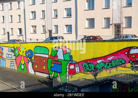 Grandi graffiti lungo la Krampestrasse, nel quartiere sud-est di Essen, presso il Centro culturale e educativo Storp 9, Essen, Foto Stock