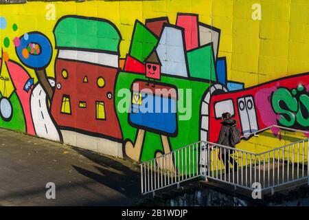 Grandi graffiti lungo la Krampestrasse, nel quartiere sud-est di Essen, presso il Centro culturale e educativo Storp 9, Essen, Foto Stock