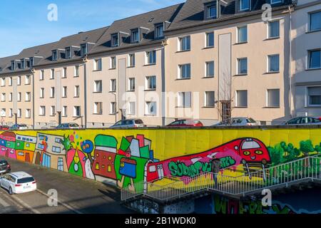 Grandi graffiti lungo la Krampestrasse, nel quartiere sud-est di Essen, presso il Centro culturale e educativo Storp 9, Essen, Foto Stock