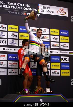 Harrie Lavreysen (centro) di Netherland celebra la vittoria dell'oro nella Keirin maschile insieme al vincitore della medaglia d'argento Yuta Wakimoto (a sinistra) del Giappone e al vincitore della medaglia di bronzo Mohd Azizulhasni Awang della Malesia durante il secondo giorno dei campionati mondiali di ciclismo della pista UCI 2020 a Velodrom, Berlino. Foto Stock