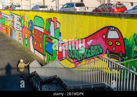 Grandi graffiti lungo la Krampestrasse, nel quartiere sud-est di Essen, presso il Centro culturale e educativo Storp 9, Essen, Foto Stock