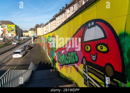 Grandi graffiti lungo la Krampestrasse, nel quartiere sud-est di Essen, presso il Centro culturale e educativo Storp 9, Essen, Foto Stock