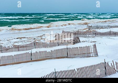 Ludington state Park, recinzioni innevate allestiti vicino alla Beachhouse sul lago Michigan in inverno, Michigan, Stati Uniti. Foto Stock