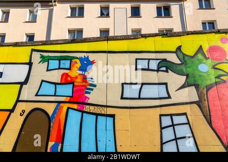 Grandi graffiti lungo la Krampestrasse, nel quartiere sud-est di Essen, presso il Centro culturale e educativo Storp 9, Essen, Foto Stock