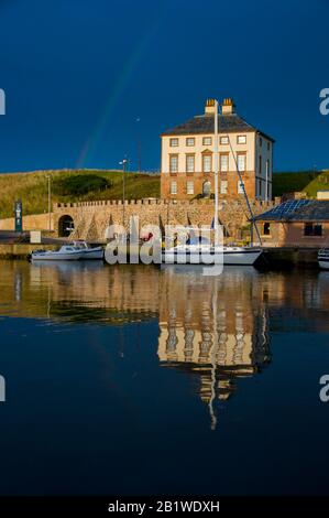 Gunsgreen casa nel porto di pesca di Eyemouth sulla costa sud est della Scozia. Foto Stock