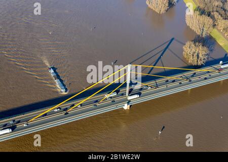 Foto aerea, ponte sul Reno Neuenkamp, ponte sull'autostrada A40, fiume Reno, Duisburg, zona della Ruhr, Renania Settentrionale-Vestfalia, Germania, autostrada, raccordo autostradale Foto Stock