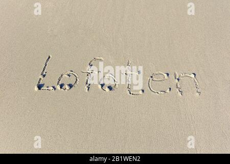 Spiaggia soleggiata sulle Isole Lofoten, Norvegia con la parola 'Lofoten' scritta nella sabbia Foto Stock