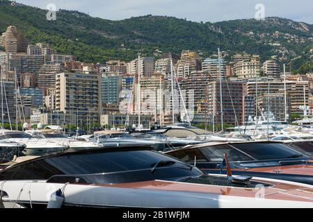 Principato di Monaco - 31.08.2018: Panoramica panoramica panoramica di Port Hercule, Monte-Carlo e la Condamine con navi in primo piano Foto Stock