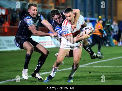 Shun Kenny-Dowall (a destra) dello scafo KR perde il controllo della palla poco prima di raggiungere la linea di prova durante la partita Betfred Super League a Craven Park, Hull. Foto Stock