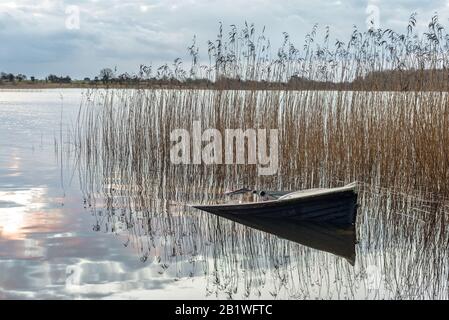 Una barca a remi sulla riva di un lago in Irlanda Foto Stock