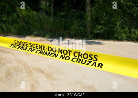 Polizia: Giallo scena del crimine (scena del crimine non attraversare / escena de crimen no cruzar) con lo spazio di testo Foto Stock