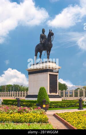 Statua equestre del re Rama V al Dusit Palace Plaza, a Bangkok, Thailandia. Foto Stock