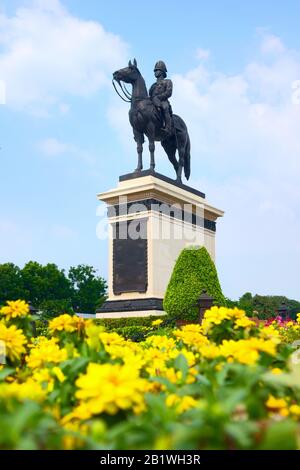 Statua equestre del re Rama V al Dusit Palace Plaza, a Bangkok, Thailandia. Foto Stock
