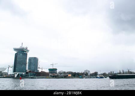 Amsterdam, Olanda 27 Febbraio, 2020 il fiume IJ di fronte al A'DAM Lookout di Amsterdam, Paesi Bassi Foto Stock