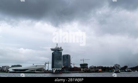 Amsterdam Paesi Bassi, 27 febbraio 2020, il fiume IJ di fronte ALL'OCCHIO nella città olandese di Amsterdam Foto Stock