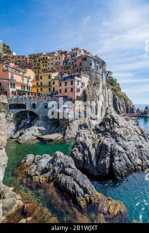 Manarola uno dei cinque borghi costieri del Parco Nazionale delle cinque Terre Foto Stock