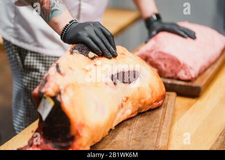 Primo piano su enormi pezzi di carne cruda e di salumi Foto Stock