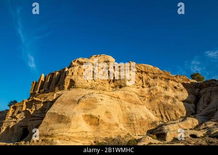 Petra, Giordania. La luce del sole sulla tomba dell'Obelisco o Bab Come Siq Triclinium nel bel regno del Medio Oriente. Belle nuvole nel cielo blu caldo inverno giorno pomeriggio Foto Stock