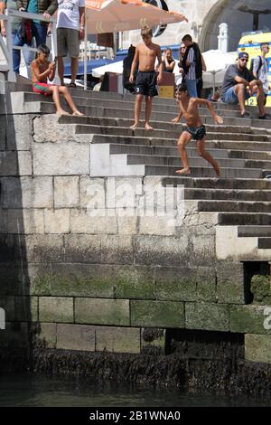 Ragazzi che si tuffano nel fiume Douro e che intrattengono i turisti estivi, Porto, PORTOGALLO, PETER GRANT Foto Stock