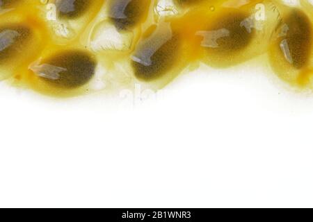 Closeup sulla carne e semi di un frutto della passione (Passiflora Edulis) anche comunemente chiamato maracuja. Foto Stock