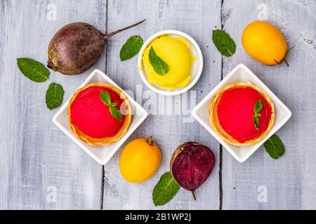 Assortimento di gelato alla barbabietola e al pomodoro, sorbetto, gelato. Estate sano rinfresco dessert. Cucina vegetariana (vegana) alla moda. Con vegetabl fresco Foto Stock