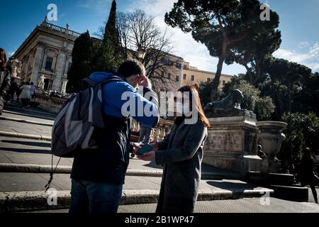 Roma, Italia. 27th Feb, 2020. Roma, ITALIA - 27 FEBBRAIO, I Turisti indossano maschere protettive per proteggersi da Covid-19 Coronavirus, nel centro storico di Roma, 27 febbraio 2020 a Roma, Italia. Il numero di casi in Italia è aumentato da 528, e ad oggi il virus ha causato 14 morti nel paese. :Il 27 Febbraio 2020 A Roma (Foto Di Andrea Ronchini/Pacific Press) Credit: Pacific Press Agency/Alamy Live News Foto Stock