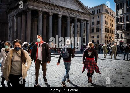 Roma, Italia. 27th Feb, 2020. Roma, ITALIA - 27 FEBBRAIO, I Turisti indossano maschere protettive per proteggersi da Covid-19 Coronavirus, nel Pantheom, 27 febbraio 2020 a Roma, Italia. Il numero di casi in Italia è aumentato da 528, e ad oggi il virus ha causato 14 morti nel paese. :Il 27 Febbraio 2020 A Roma (Foto Di Andrea Ronchini/Pacific Press) Credit: Pacific Press Agency/Alamy Live News Foto Stock