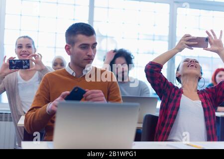 Gruppo di giovani multietnici Business persone che fanno selfie dopo il loro lavoro su nuovo progetto. Foto Stock