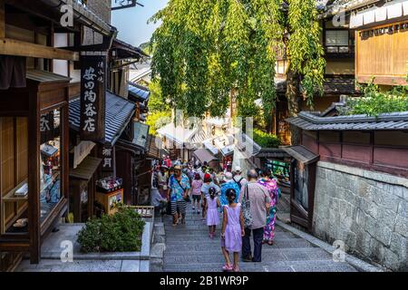 Kyoto, Giappone, 18 agosto 2019 - Vista di Sannenzaka, una tipica strada vivace nel quartiere storico di Higashiyama di Kyoto Foto Stock