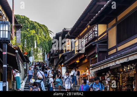 Kyoto, Giappone, 18 agosto 2019 - Vista di Sannenzaka, una tipica strada vivace nel quartiere storico di Higashiyama di Kyoto Foto Stock