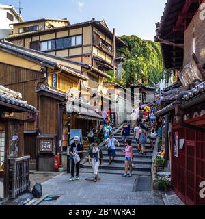 Kyoto, Giappone, 18 agosto 2019 - Vista di Sannenzaka, una tipica strada vivace nel quartiere storico di Higashiyama di Kyoto Foto Stock