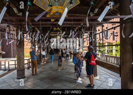 Kyoto, Giappone, 18 agosto 2019 - Furina (campane del vento) sospesa all'ingresso del tempio buddista di Kiyomizudera Foto Stock