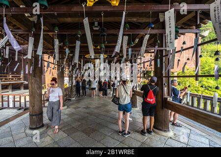 Kyoto, Giappone, 18 agosto 2019 - Furina (campane del vento) sospesa all'ingresso del tempio buddista di Kiyomizudera Foto Stock