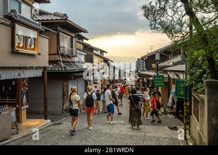 Kyoto, Giappone, 18 agosto 2019 - I Turisti camminano in una tipica strada pedonale vicino al tempio di Kiyomizudera al tramonto Foto Stock