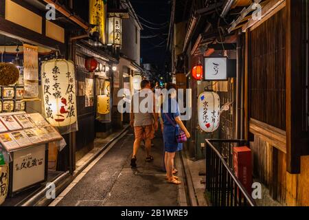 Kyoto, Giappone, 18 agosto 2019 - passeggiata turistica a Pontocho, una delle zone da pranzo più suggestive di Kyoto, piena di ristoranti giapponesi tradizionali Foto Stock